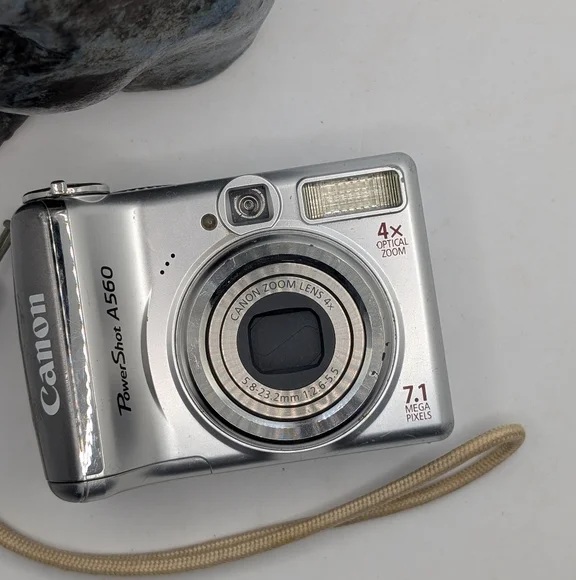 Canon PowerShot A560 Silver Digital Camera - Picture 1 of 6